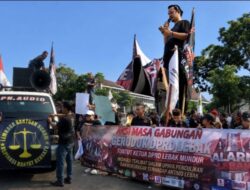 Ratusan Massa Gelar Aksi Damai di Depan Kantor DPRD Lebak, Dugaan Perampasan Kemerdekaan dan Pengeroyokan terhadap Aktivis Uun