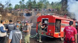 Babinsa Kodim 0605/Subang Gerak Cepat Bantu Padamkan Kebakaran Lahan Kosong di Subang