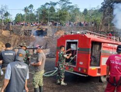 Babinsa Kodim 0605/Subang Gerak Cepat Bantu Padamkan Kebakaran Lahan Kosong di Subang