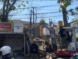 Tak Beri Ruang, Pemkot Bandung Tertibkan 18 Bangunan Liar di Cicendo